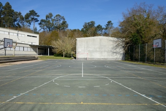 powierzchnia betonowa na zewnętrznym boisku
